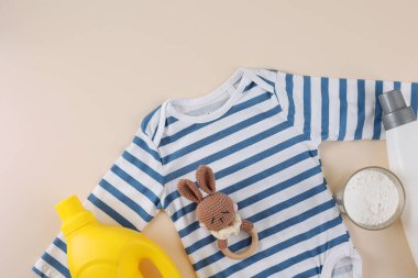 Bu şirin gri bebek kıyafeti, nazik deterjanı ve enfes bir oyuncağı olan, çamaşır ve bebek bakımı için mükemmel.