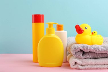 Bebek banyosu ürünleri, oyuncaklar ve aksesuarlardan oluşan hoş ve canlı bir koleksiyon. 