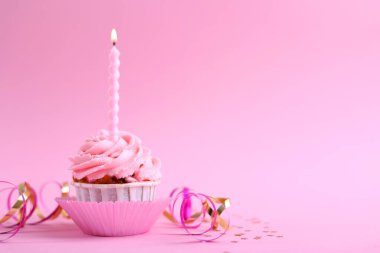 Bu üzerinde mum olan canlı, buzlu bir kek. Her tür kutlamaya birebir uyuyor.