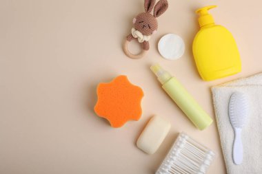 Çok güzel renkli, pembe bir arka planda çeşitli bebek bakım ürünleri ve oyuncakların sergilendiği bir daire.