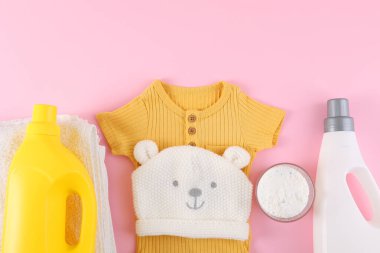 Bu şirin gri bebek kıyafeti, nazik deterjanı ve enfes bir oyuncağı olan, çamaşır ve bebek bakımı için mükemmel.