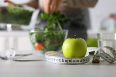 Bu, taze sebzelerle sağlıklı bir diyetin ve her gün dikkatli beslenmenin önemini vurgular.