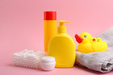 Bebek banyosu ürünleri, oyuncaklar ve aksesuarlardan oluşan hoş ve canlı bir koleksiyon. 