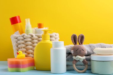 Bebek banyosu ürünleri, oyuncaklar ve aksesuarlardan oluşan hoş ve canlı bir koleksiyon. 