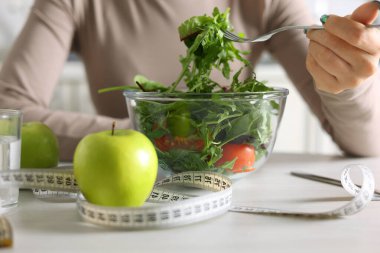 Bu, taze sebzelerle sağlıklı bir diyetin ve her gün dikkatli beslenmenin önemini vurgular.