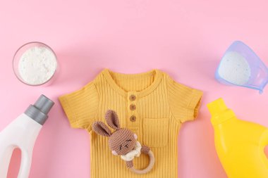 Bu şirin gri bebek kıyafeti, nazik deterjanı ve enfes bir oyuncağı olan, çamaşır ve bebek bakımı için mükemmel.