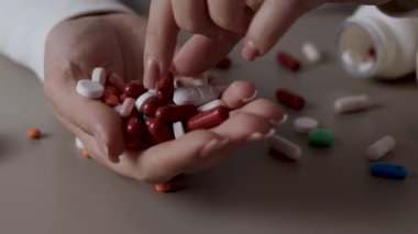 Halıya dağılmış haplarla potansiyel bir aşırı dozu tasvir eden dramatik bir sahne umutsuzluğu simgeliyor.