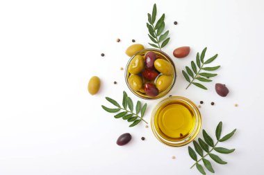 Zeytinyağıyla birlikte taze zeytinler çok güzel düzenlenmiş, göz kamaştırıcı bir görüntü yaratıyor.