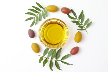 Zeytinyağıyla birlikte taze zeytinler çok güzel düzenlenmiş, göz kamaştırıcı bir görüntü yaratıyor.