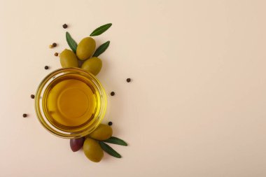 Zeytinyağıyla birlikte taze zeytinler çok güzel düzenlenmiş, göz kamaştırıcı bir görüntü yaratıyor.