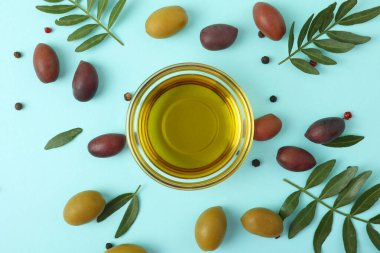 Zeytinyağıyla birlikte taze zeytinler çok güzel düzenlenmiş, göz kamaştırıcı bir görüntü yaratıyor.