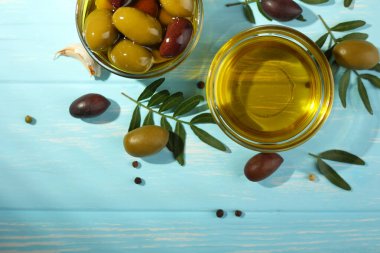 Zeytinyağıyla birlikte taze zeytinler çok güzel düzenlenmiş, göz kamaştırıcı bir görüntü yaratıyor.