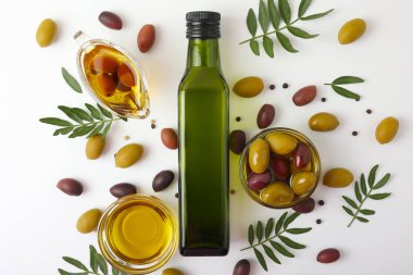 Zeytinyağı, zeytin yağı ve taze yapraklardan oluşan zarif bir estetik kompozisyon.