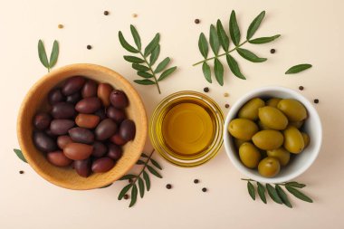 Zeytinyağıyla birlikte taze zeytinler çok güzel düzenlenmiş, göz kamaştırıcı bir görüntü yaratıyor.