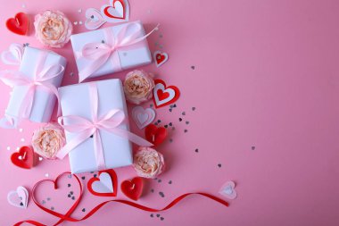 Bu Sevgililer Günü 'nde aşkı ve sevgiyi çarpıcı hediyelerle, güzel kalplerle ve çiçeklerle kutlayın.