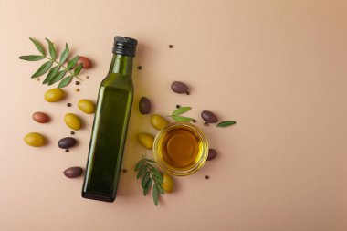 Zeytinyağı, zeytin yağı ve taze yapraklardan oluşan zarif bir estetik kompozisyon.