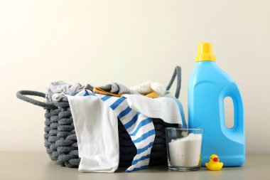 Katlanmış giysiler, plastik ördek ve pastel arka planda deterjan içeren şirin bebek çamaşırları sahnesi..