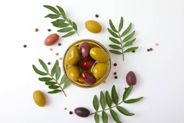Zeytinyağıyla birlikte taze zeytinler çok güzel düzenlenmiş, göz kamaştırıcı bir görüntü yaratıyor.