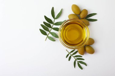 Zeytinyağıyla birlikte taze zeytinler çok güzel düzenlenmiş, göz kamaştırıcı bir görüntü yaratıyor.