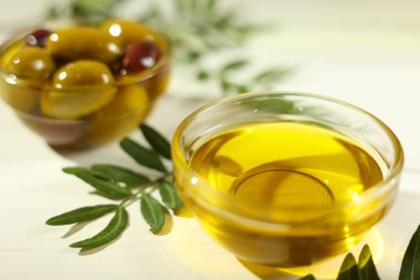 Zeytinyağıyla birlikte taze zeytinler çok güzel düzenlenmiş, göz kamaştırıcı bir görüntü yaratıyor.