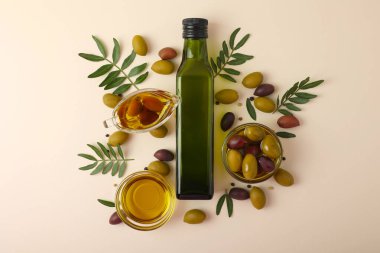 Zeytinyağı, zeytin yağı ve taze yapraklardan oluşan zarif bir estetik kompozisyon.