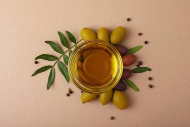 Zeytinyağıyla birlikte taze zeytinler çok güzel düzenlenmiş, göz kamaştırıcı bir görüntü yaratıyor.