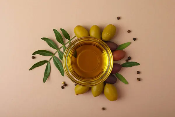 Zeytinyağıyla birlikte taze zeytinler çok güzel düzenlenmiş, göz kamaştırıcı bir görüntü yaratıyor.