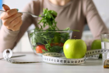 Bu, taze sebzelerle sağlıklı bir diyetin ve her gün dikkatli beslenmenin önemini vurgular.