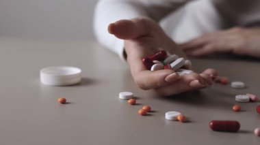 Halıya dağılmış haplarla potansiyel bir aşırı dozu tasvir eden dramatik bir sahne umutsuzluğu simgeliyor.