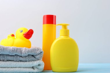 Bebek banyosu ürünleri, oyuncaklar ve aksesuarlardan oluşan hoş ve canlı bir koleksiyon. 