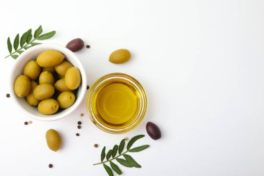 Zeytinyağıyla birlikte taze zeytinler çok güzel düzenlenmiş, göz kamaştırıcı bir görüntü yaratıyor.