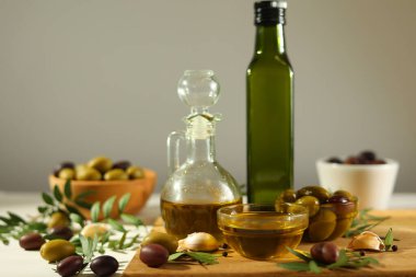 Zeytinyağı, zeytin yağı ve taze yapraklardan oluşan zarif bir estetik kompozisyon.