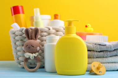 Bebek banyosu ürünleri, oyuncaklar ve aksesuarlardan oluşan hoş ve canlı bir koleksiyon. 