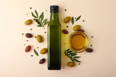 Zeytinyağı, zeytin yağı ve taze yapraklardan oluşan zarif bir estetik kompozisyon.