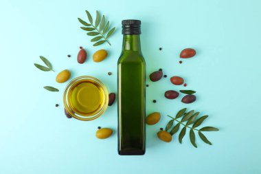 Zeytinyağı, zeytin yağı ve taze yapraklardan oluşan zarif bir estetik kompozisyon.