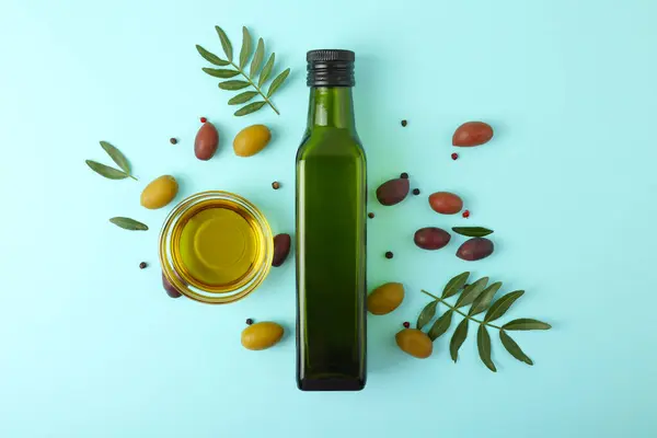 Zeytinyağı, zeytin yağı ve taze yapraklardan oluşan zarif bir estetik kompozisyon.