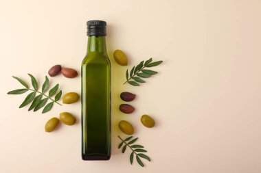Zeytinyağı, zeytin yağı ve taze yapraklardan oluşan zarif bir estetik kompozisyon.