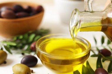 Zeytinyağıyla birlikte taze zeytinler çok güzel düzenlenmiş, göz kamaştırıcı bir görüntü yaratıyor.