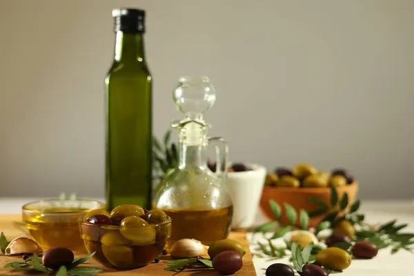 Zeytinyağı, zeytin yağı ve taze yapraklardan oluşan zarif bir estetik kompozisyon.