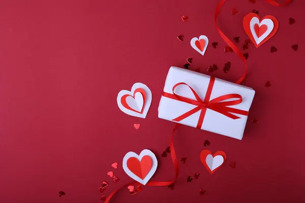 Bu Sevgililer Günü 'nde aşkı ve sevgiyi çarpıcı hediyelerle, güzel kalplerle ve çiçeklerle kutlayın.