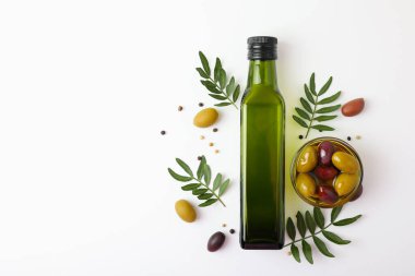 Zeytinyağı, zeytin yağı ve taze yapraklardan oluşan zarif bir estetik kompozisyon.