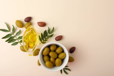 Zeytinyağıyla birlikte taze zeytinler çok güzel düzenlenmiş, göz kamaştırıcı bir görüntü yaratıyor.