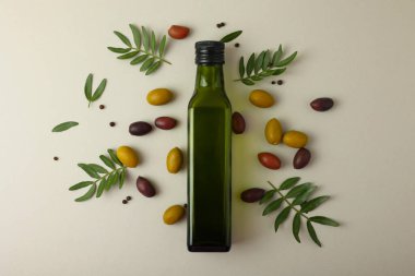 Zeytinyağı, zeytin yağı ve taze yapraklardan oluşan zarif bir estetik kompozisyon.