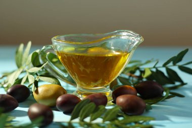 Zeytinyağıyla birlikte taze zeytinler çok güzel düzenlenmiş, göz kamaştırıcı bir görüntü yaratıyor.