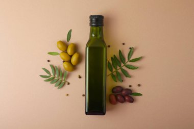 Zeytinyağı, zeytin yağı ve taze yapraklardan oluşan zarif bir estetik kompozisyon.