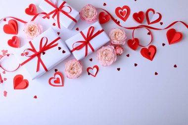 Bu Sevgililer Günü, aşkın özünü güzel hediyelerle, güzel güllerle ve keyifli kalplerle kutlayın.