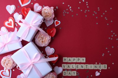 Bu Sevgililer Günü 'nde aşkı ve sevgiyi çarpıcı hediyelerle, güzel kalplerle ve çiçeklerle kutlayın.