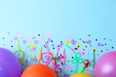 Renkli dekorasyonlar, balonlar ve konfetilerle canlı bir doğum günü kutlaması için neşeli bir ortam yaratır.