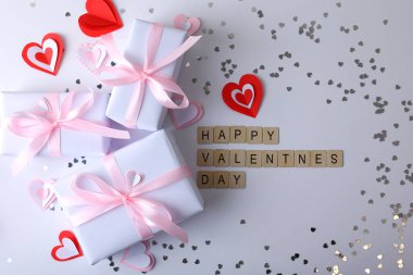 Bu Sevgililer Günü, aşkın özünü güzel hediyelerle, güzel güllerle ve keyifli kalplerle kutlayın.