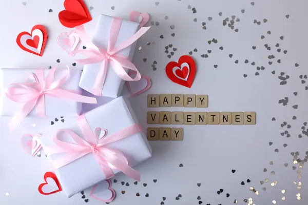 Bu Sevgililer Günü, aşkın özünü güzel hediyelerle, güzel güllerle ve keyifli kalplerle kutlayın.